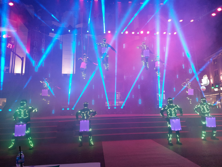 Chương trình tạo ấn tượng với màn trình diễn nghệ thuật kết hợp công nghệ ánh sáng độc đáo.