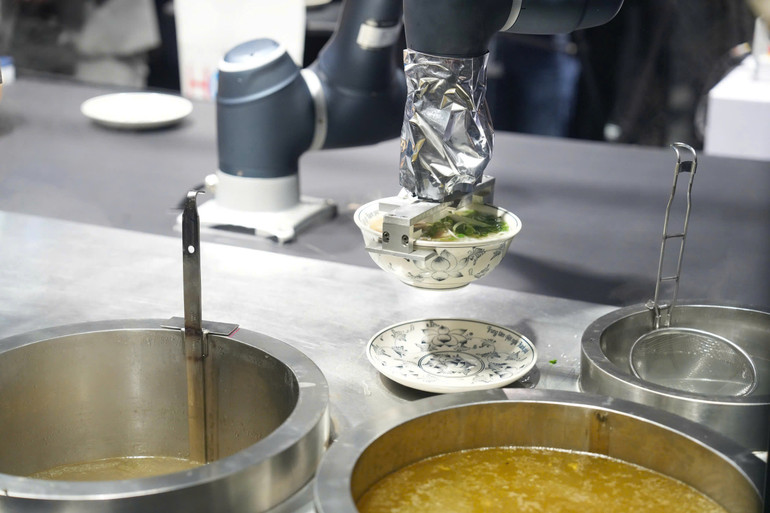 Cánh tay robot làm phở khiến nhiều người tò mò. Ảnh: BTC.