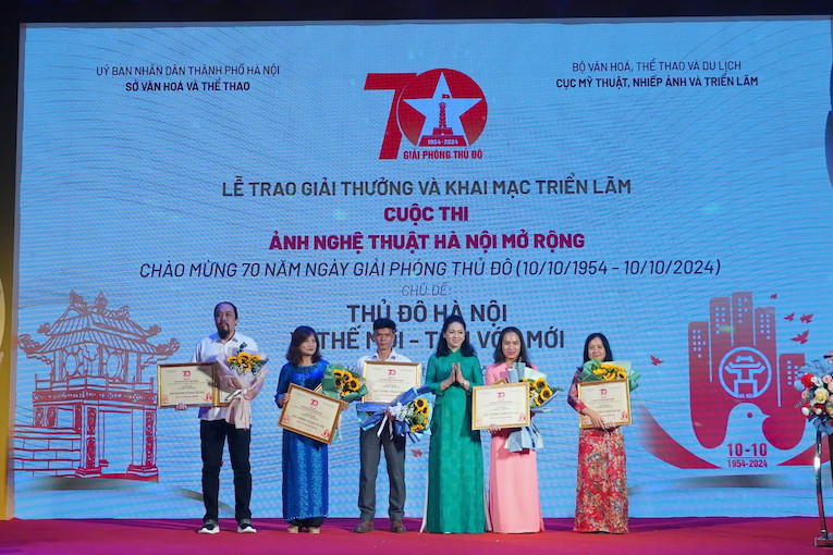 Trao giải cho những tác giả có tác phẩm tiêu biểu.