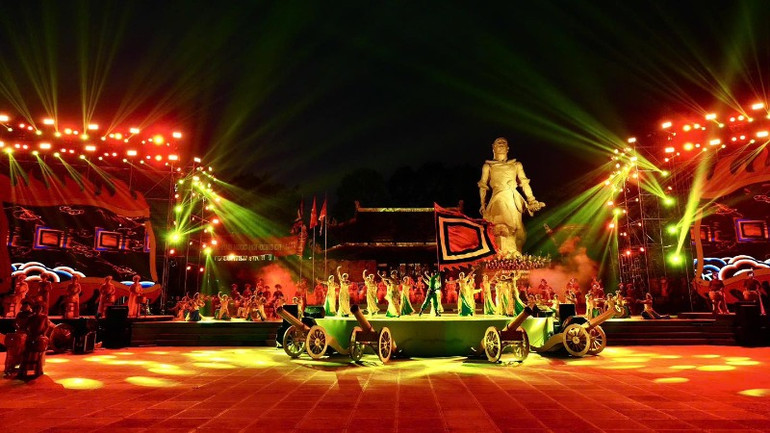 Sân khấu hoành tráng tái hiện lại những chiến công oanh liệt của quân dân ta dưới sự lãnh đạo của Vua Quang Trung.