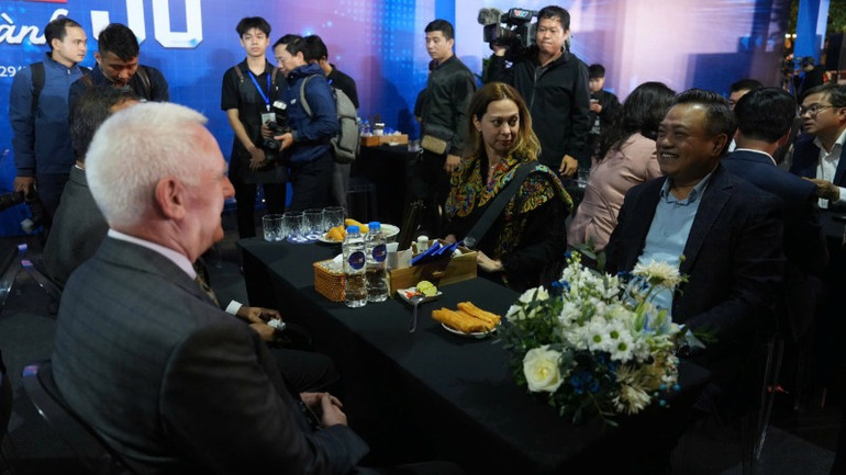 Chủ tịch Ủy ban nhân dân thành phố Hà Nội Trần Sỹ Thanh tham quan gian hàng "phở số".