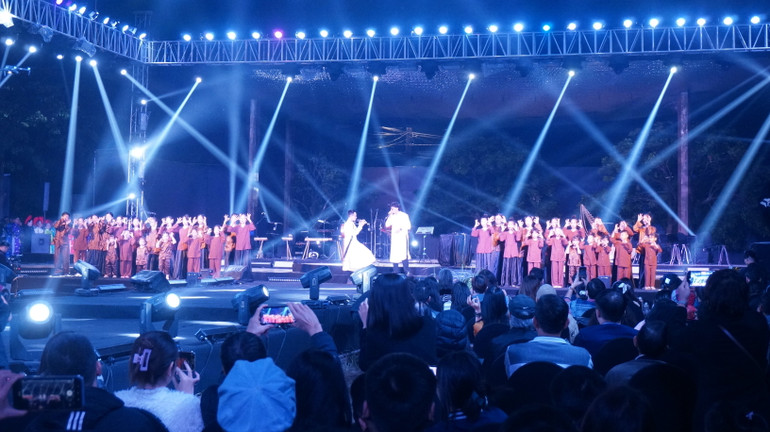 Diễn ra trong không gian ngoài trời, chương trình nghệ thuật thu hút đông đảo khán giả.