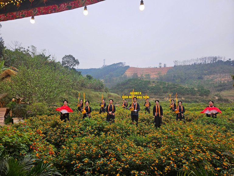 Đồng bào các dân tộc thiểu số Lạng Sơn giới thiệu nét đẹp văn hóa bản địa.