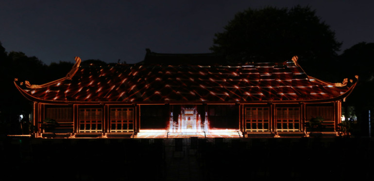 Toà Tiền đường ở Nhà Thái học trở thành một "màn hình" khổng lồ để khách du lịch thưởng thức các màn trình diễn công nghệ.