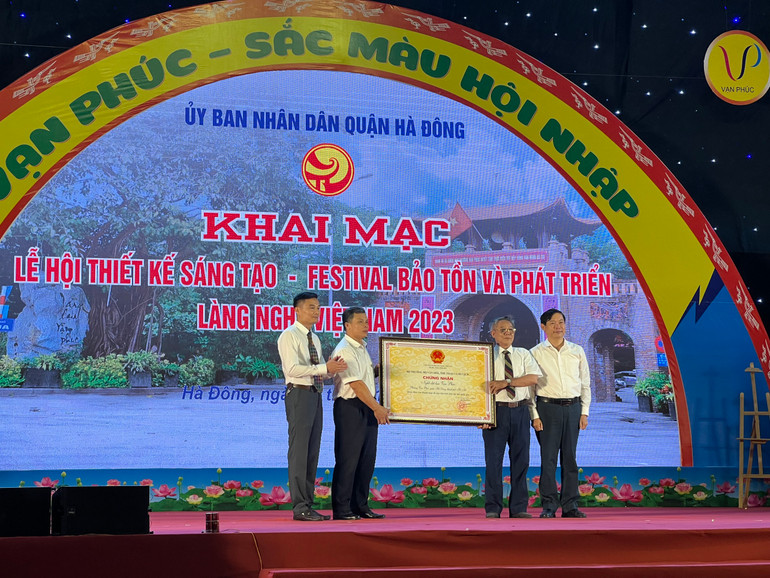 Chính quyền, nhân dân quận Hà Đông và phường Vạn Phúc đón Giấy chứng nhận Nghề dệt lụa Vạn Phúc là Di sản văn hóa phi vật thể quốc gia.