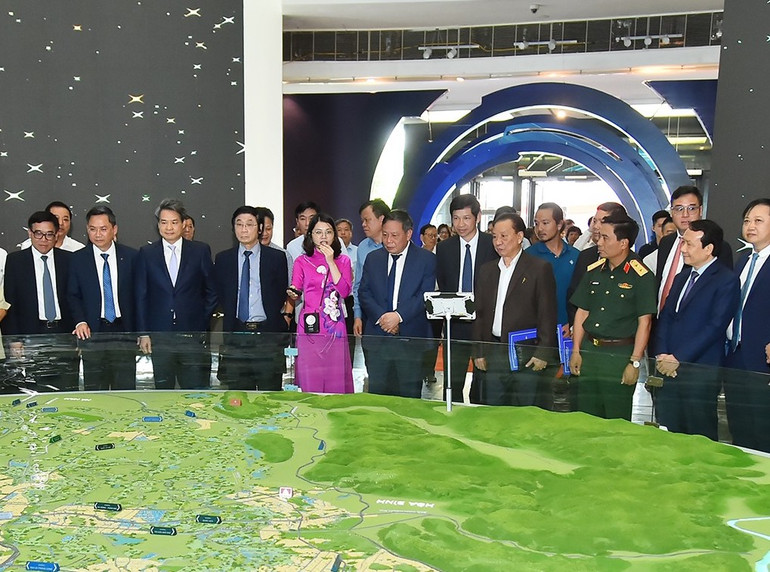 Các đại biểu nghe giới thiệu về Quy hoạch Thủ đô. (Ảnh: THỦY NGUYÊN)