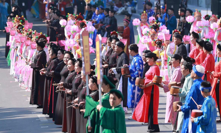 Các nghệ nhân ca trù phấn khởi trong ngày hội.