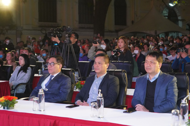 Các đại biểu thưởng thức những tiết mục văn nghệ hấp dẫn.