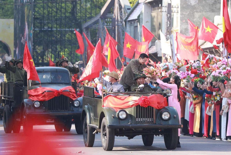 Những hình ảnh về đoàn quân trở về Giải phóng Thủ đô gây xúc động lòng người.