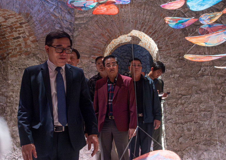 Khách tham quan khám phá bên trong tháp nước.