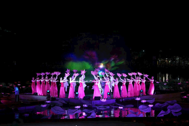 Trình diễn nghệ thuật tôn vinh nét đẹp của sen. Trình diễn nghệ thuật tôn vinh nét đẹp của sen.