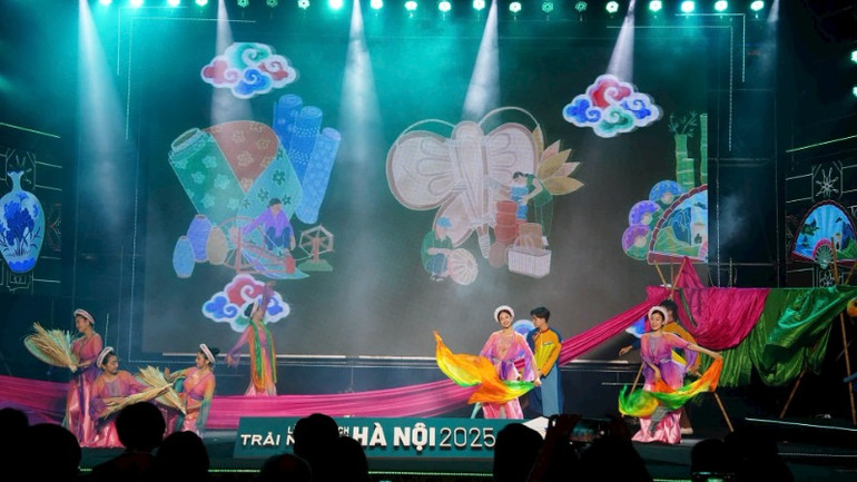 Trình diễn nghệ thuật truyền thống trong đêm khai mạc Lễ hội.