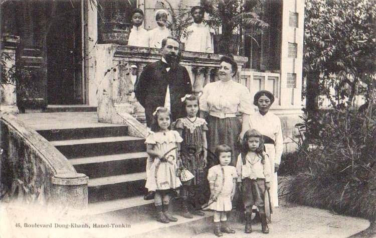 Bức ảnh cũ về tòa biệt thự. Góc phía bên phải tòa nhà có phần trang trí màu sẫm, kẻ chỉ giả gạch.