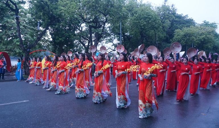 Những sắc màu áo dài rực rỡ của phụ nữ Thủ đô thu hút đông đảo khách tham quan đến thưởng thức.