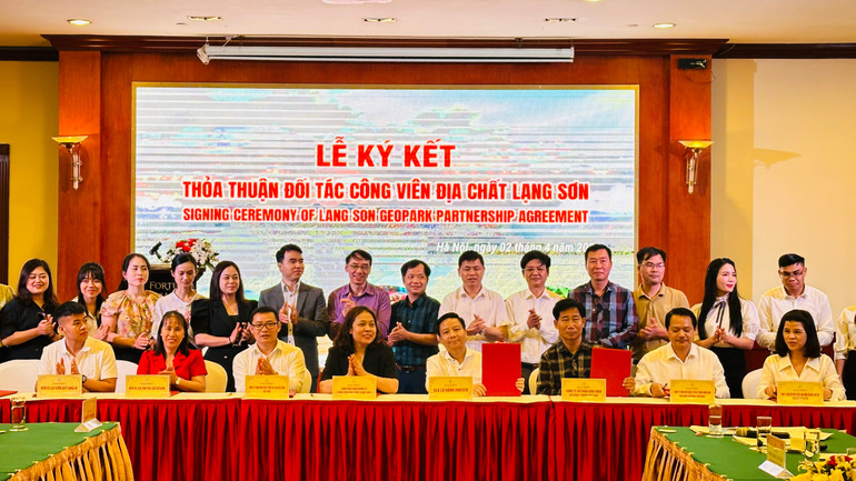 Đại diện các doanh nghiệp du lịch, doanh nghiệp chế biến nông sản ký kết hợp tác với cơ quan quản lý Công viên địa chất Lạng Sơn.