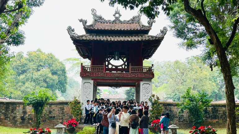 Di tích Văn Miếu - Quốc Tử Giám mãi là hình ảnh đại diện cho tinh thần hiếu học của người Việt. Di tích Văn Miếu - Quốc Tử Giám mãi là hình ảnh đại diện cho tinh thần hiếu học của người Việt.