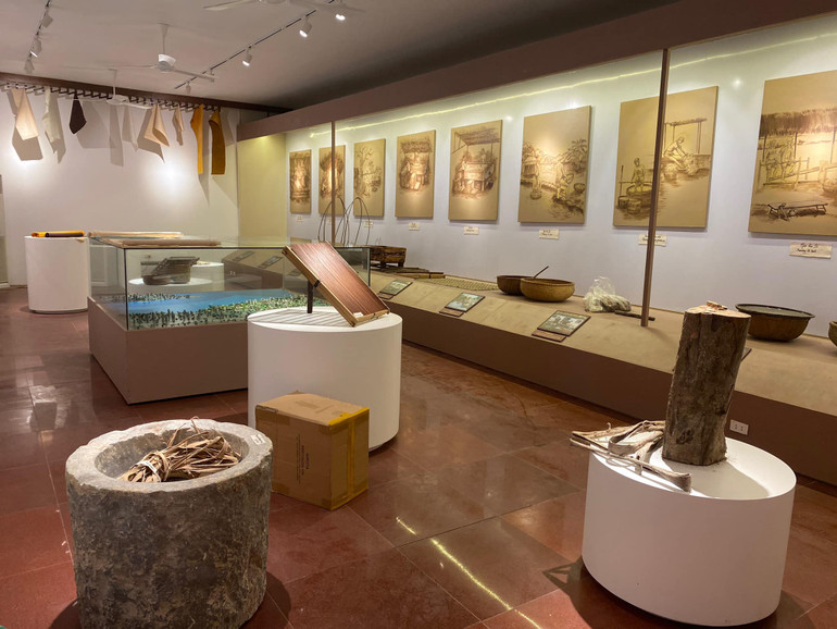 Không gian giới thiệu nghề làm giấy dó.