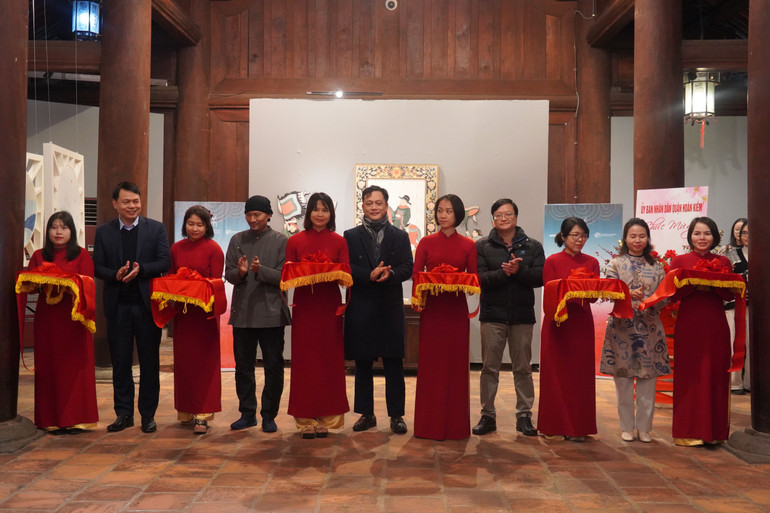 Các đại biểu cắt băng khai mạc triển lãm.