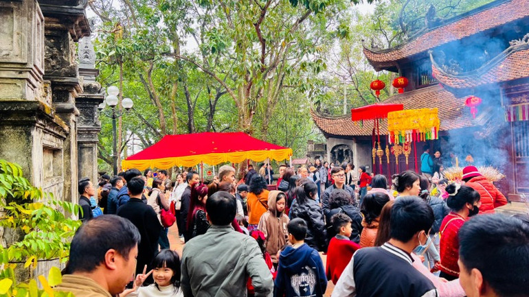 Đông đảo khách thập phương đến với lễ hội nhưng an ninh trật tự được bảo đảm. Đông đảo khách thập phương đến với lễ hội nhưng an ninh trật tự được bảo đảm.