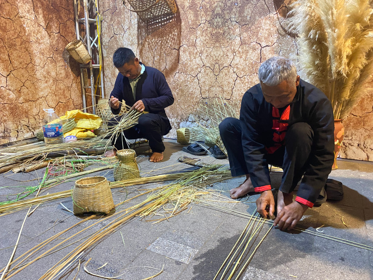 Giới thiệu các nghề thủ công truyền thống của Điện Biên đến du khách.