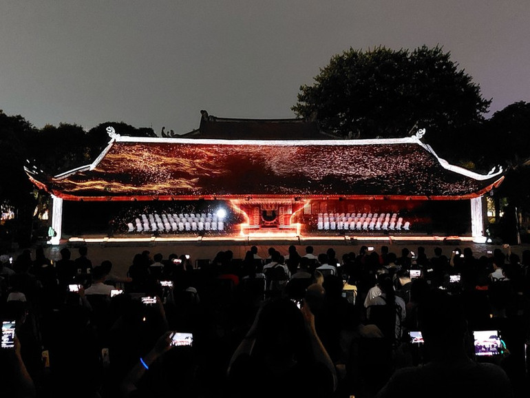 Tour đêm tại Văn Miếu-Quốc Tử Giám thu hút đông đảo khách du lịch. Tour đêm tại Văn Miếu-Quốc Tử Giám thu hút đông đảo khách du lịch.