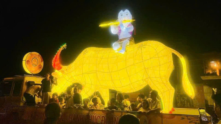 Những chiếc đèn khổng lồ là điểm nhấn trong lễ hội, thu hút sự quan tâm của nhiều trẻ em và khách du lịch.