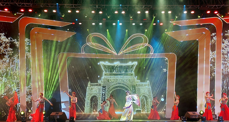 Đêm khai mạc diễn ra với nhiều tiết mục văn nghệ đặc sắc.