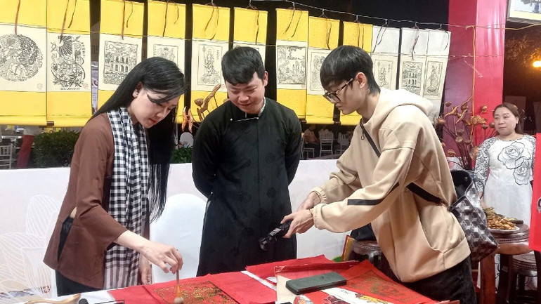 Khách du lịch tham gia trải nghiệm tại lễ hội.