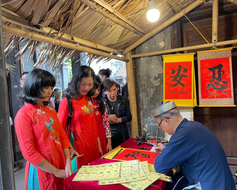 Dâng lễ vật lên tổ Bách nghệ tại đình Kim Ngân.