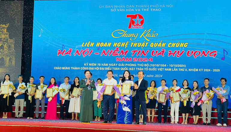 Ban tổ chức trao hai Giải A cho đội quận Tây Hồ và huyện Thanh Trì.