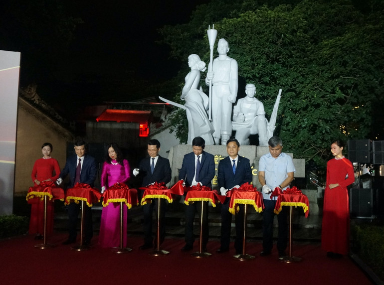 Các đại biểu trung ương và thành phố Hà Nội cắt băng khai trương sự kiện trình chiếu bức tranh.