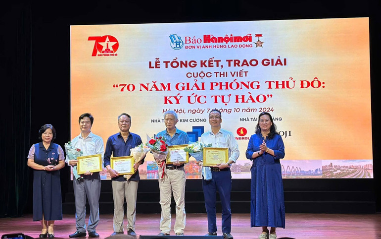 Ban Tổ chức trao chứng nhận giải thưởng cho những tác giả có tác phẩm xuất sắc. Ban Tổ chức trao chứng nhận giải thưởng cho những tác giả có tác phẩm xuất sắc.