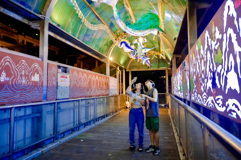 Giới trẻ đến trải nghiệm tại cầu đi bộ. Giới trẻ đến trải nghiệm tại cầu đi bộ.