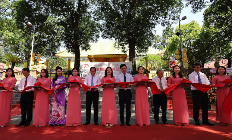 Các đại biểu khai mạc trưng bày về những cửa ô Hà Nội.