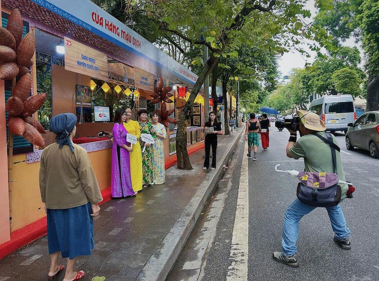 Khách du lịch thích thú check-in các gian hàng trong Festival.