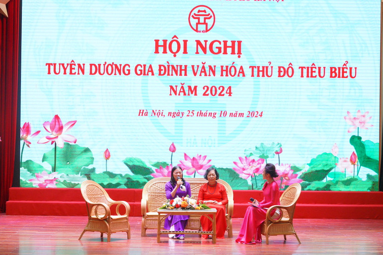 Bà Đỗ Thị Phượng (trái) ở thôn Châu Phong (xã Liên Hà, huyện Đông Anh) chia sẻ kinh nghiệm về xây dựng Gia đình Văn hóa của mình.