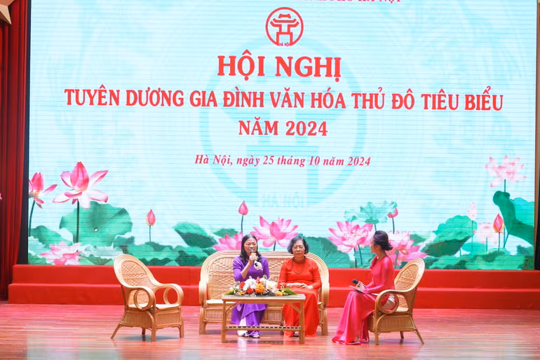 Bà Đỗ Thị Phượng (trái) ở thôn Châu Phong (xã Liên Hà, huyện Đông Anh) chia sẻ kinh nghiệm về xây dựng Gia đình Văn hóa của mình. Bà Đỗ Thị Phượng (trái) ở thôn Châu Phong (xã Liên Hà, huyện Đông Anh) chia sẻ kinh nghiệm về xây dựng Gia đình Văn hóa của mình.