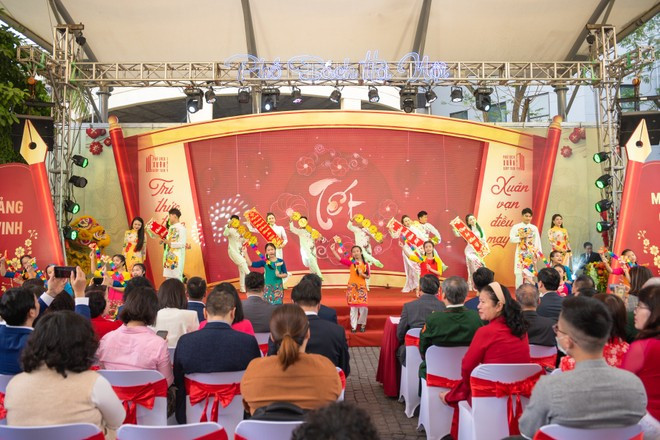 Nhiều tiết mục văn nghệ truyền thống hấp dẫn tại Phố sách Xuân.