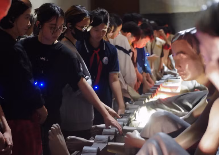 Các đêm diễn tại di tích Nhà tù Hỏa Lò là thu hút đông đảo các bạn trẻ tham gia trải nghiệm. Các đêm diễn tại di tích Nhà tù Hỏa Lò là thu hút đông đảo các bạn trẻ tham gia trải nghiệm.