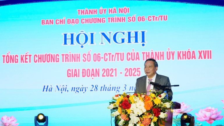 Phó Bí thư thường trực Thành ủy Nguyễn Văn Phong phát biểu tại Hội nghị Tổng kết.
