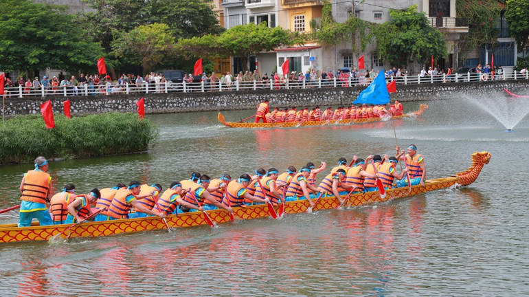 Sôi nổi hội thi bơi chải của nhân dân phường Bồ Đề.