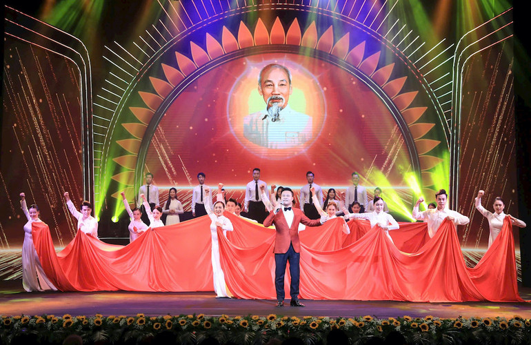 Các nghệ sĩ biểu diễn ca khúc Lãnh tụ ca (nhạc sĩ Lưu Hữu Phước).