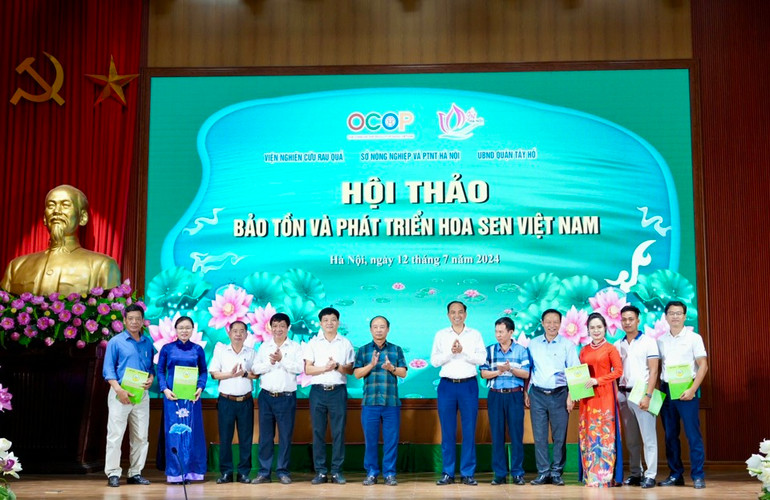 Các đại biểu trao giấy chứng nhận hợp tác phát triển nghề trồng sen và các sản phẩm liên quan đến sen. Các đại biểu trao giấy chứng nhận hợp tác phát triển nghề trồng sen và các sản phẩm liên quan đến sen.
