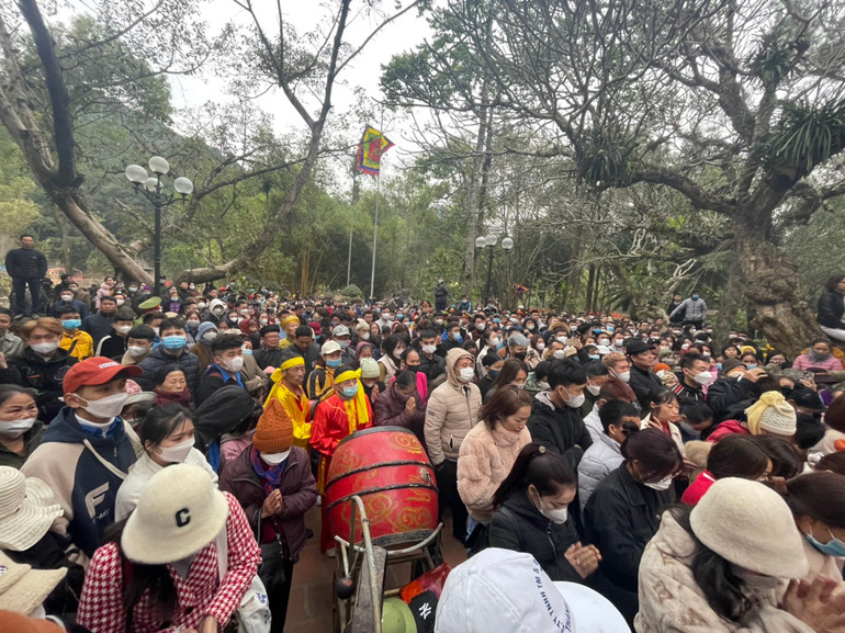 Lễ hội đền Sóc năm nay thu hút đông đảo khách thập phương. Lễ hội đền Sóc năm nay thu hút đông đảo khách thập phương.