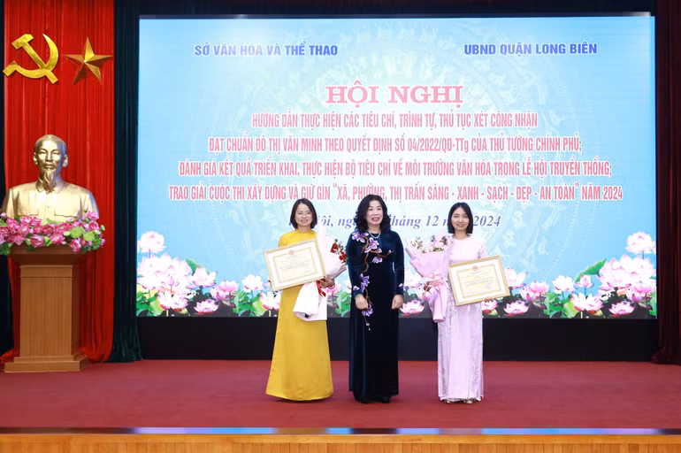 Sở Văn hoá và Thể thao Hà Nội trao giải cho hai đơn vị đoạt giải Nhất cuộc thi.