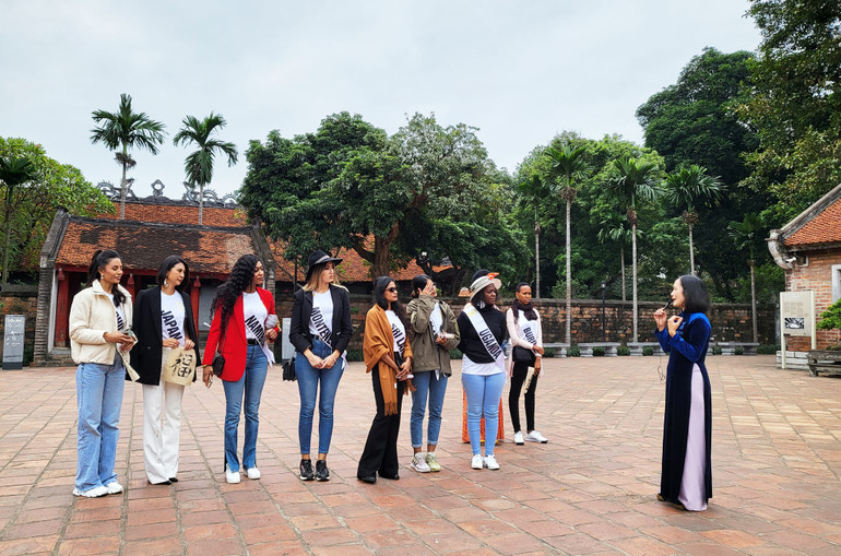 Khách du lịch nghe giới thiệu về khu di tích Văn Miếu-Quốc Tử Giám. Khách du lịch nghe giới thiệu về khu di tích Văn Miếu-Quốc Tử Giám.