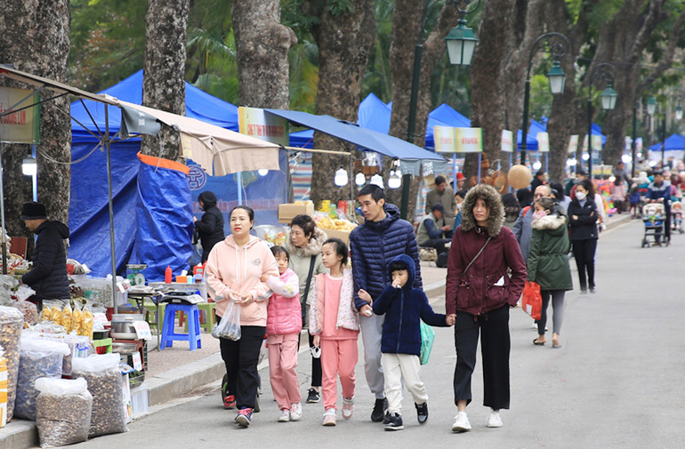Khách tham quan đến phố đi bộ Trần Nhân Tông. (Ảnh: Nhật Nam)