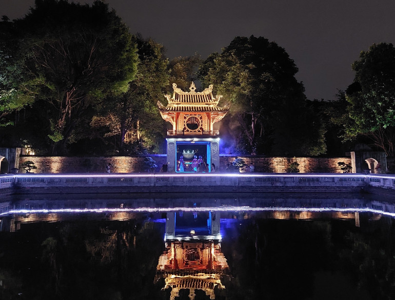 Khuê Văn Các trở nên lung linh soi bóng giếng Thiên Quang dưới tác động của công nghệ ánh sáng.