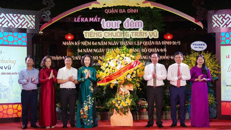 Các đại biểu chúc mừng thành công của tour đêm tại đền Quán Thánh. Các đại biểu chúc mừng thành công của tour đêm tại đền Quán Thánh.