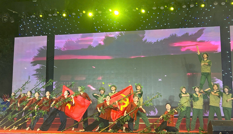 Những tiết mục văn nghệ có tác dụng truyền lửa tinh thần cách mạng.